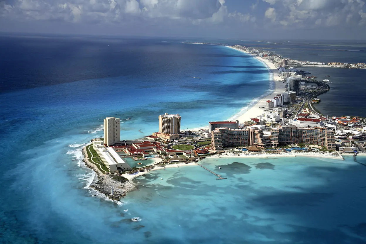 Vista aérea da zona hoteleira de Cancún