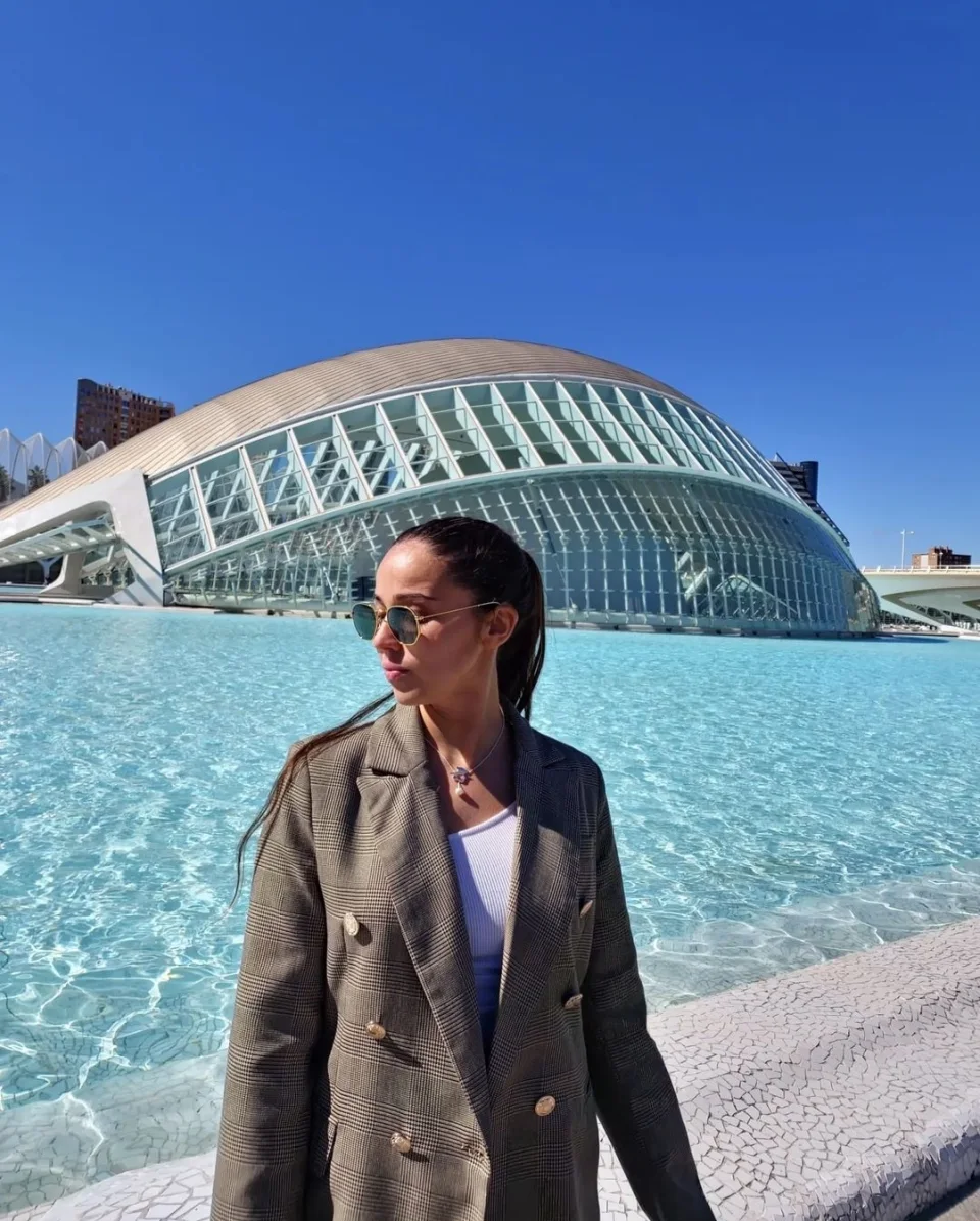 Marta junto a uma piscina em Val&ecirc;ncia
